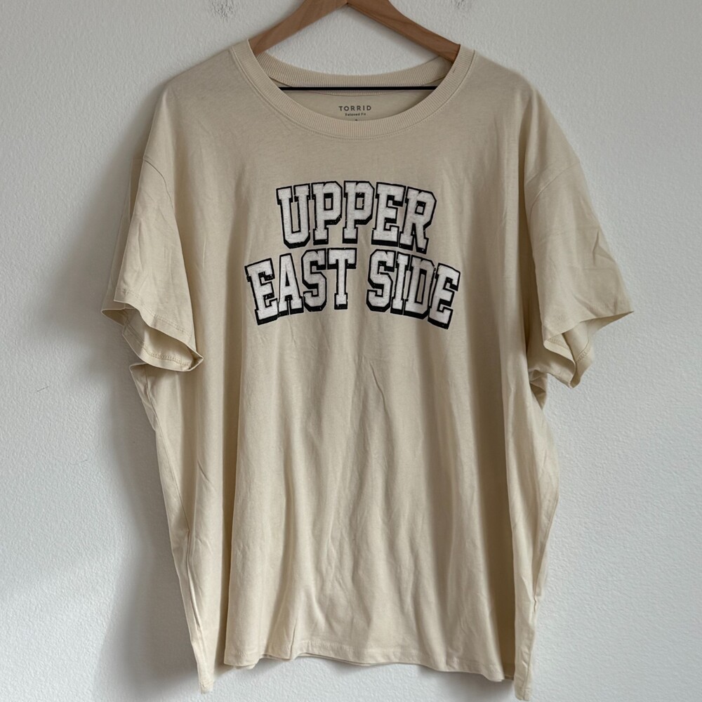 Torrid Upper East Side Graphic T-Shirt Cream 100% Cotton Relaxed Fit Crew Neck 2